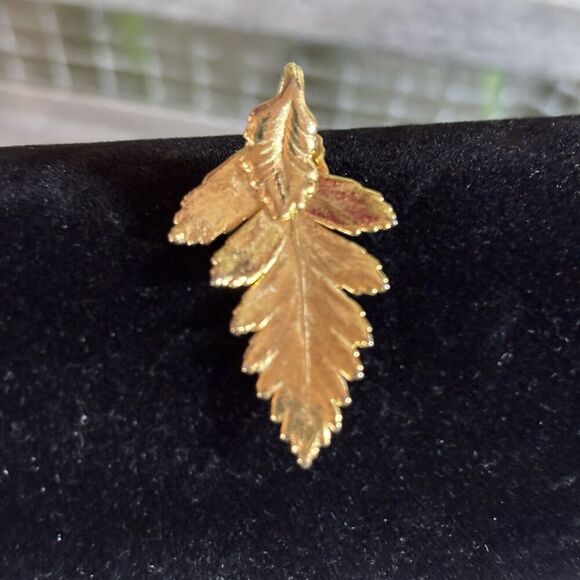 Leaf Pendant Gold Tone. 1 1/2” Length. Nature, Outdoors - Picture 3 of 3